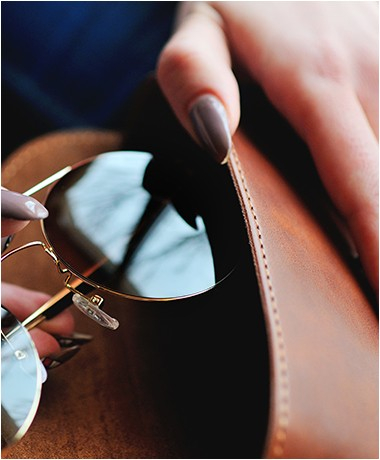 Etuis Souples <p>Les &laquo; clics &raquo; permettent &agrave; l&rsquo;ensemble des lunettes un bon maintien gr&acirc;ce &agrave; sa fermeture automatique. Id&eacute;al pour les 2&egrave;me paires. Choix de couleurs selon notre charte en harmonie avec les couleurs de microfibres. Les &laquo; pouchs &raquo; sont des &eacute;tuis souples en microfibres qui permettent de ranger des lunettes encombrantes et nettoyer les verres (id&eacute;al pour des solaires).</p>
